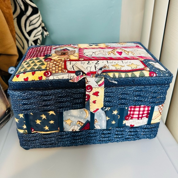Blue Wicker Vintage Sewing Basket Noah’s Arc Fabric Lid Patchwork Design - Picture 2 of 12